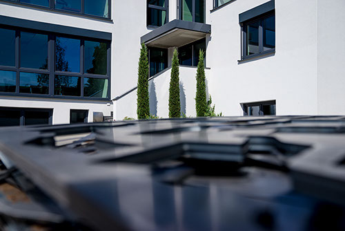 Heinz GmbH Firmengebäude, Eingang, Bleche